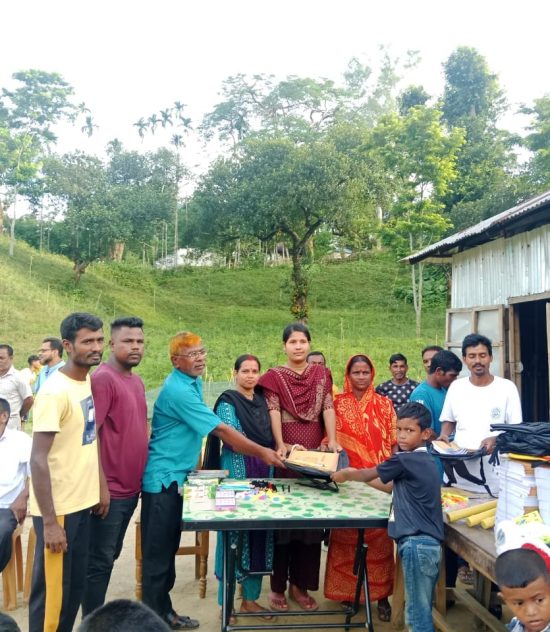 চাইল্ডএইড নেটওয়ার্কের অর্থায়নে আইডিয়া ইসিইটিজি প্রকল্পের আওতায় শিক্ষা উপকরণ ও খেলারধূলার সামগ্রী বিতরন